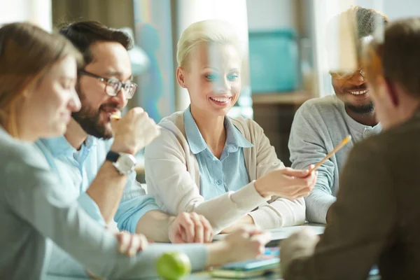 Collega's communiceren tijdens bijeenkomst — Stockfoto