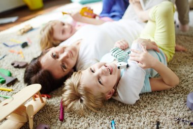 Ve annesi şirin kızı