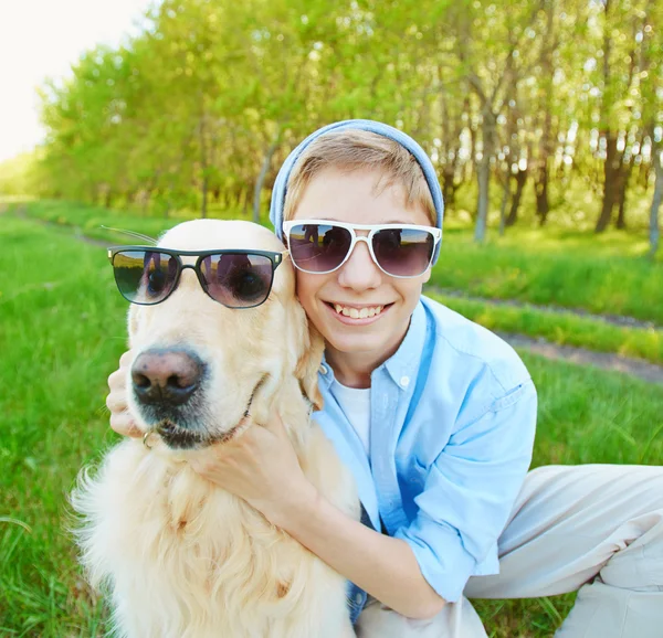 Tonåriga pojke och hans hund — Stockfoto
