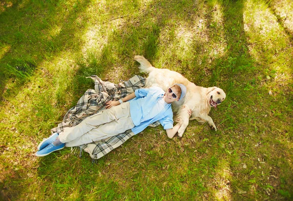 Adolescente menino com cão — Fotografia de Stock
