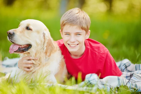 Pojke allomfattande hund — Stockfoto