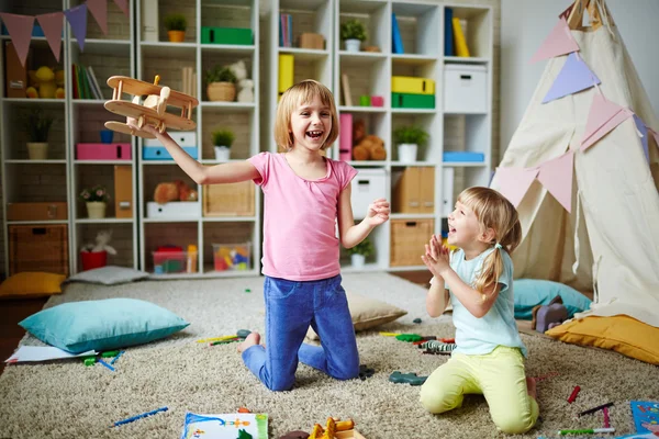 Meninas brincando com avião — Fotografia de Stock