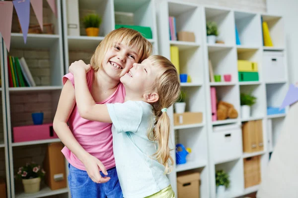 Meisje omarmen haar zus — Stockfoto