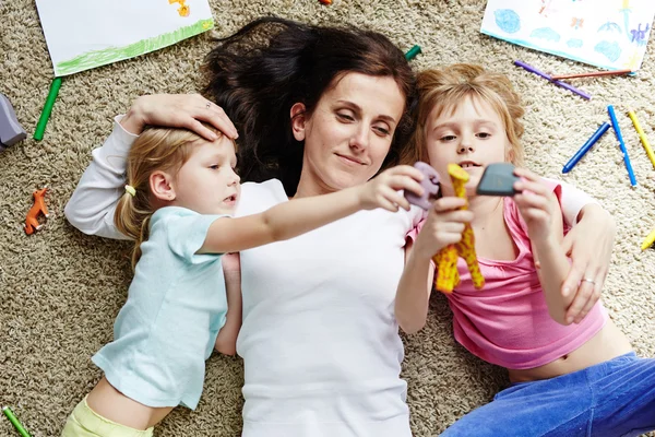 Niedlichen Töchtern und Mutter — Stockfoto