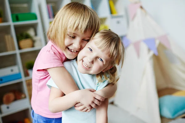 Девушка обнимает свою сестру — стоковое фото