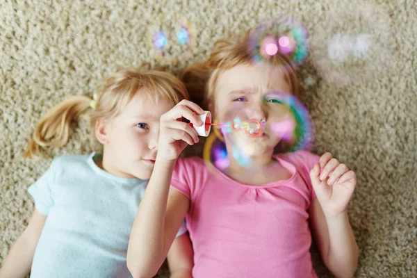 Systrarna leker med såpbubblor — Stockfoto