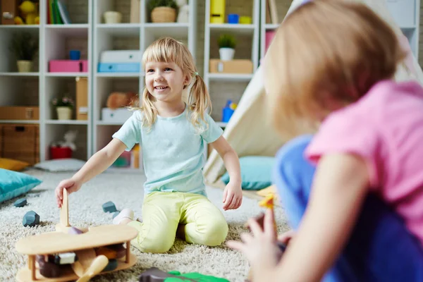 Meninas brincando com brinquedos — Fotografia de Stock