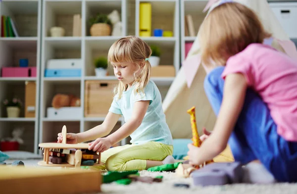 Mädchen spielen mit Spielzeug — Stockfoto