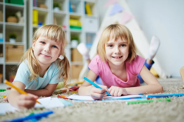 Ragazze che disegnano insieme — Foto Stock