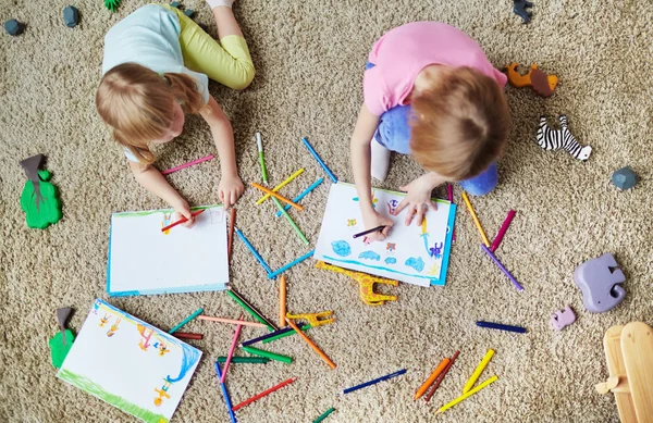 Meninas desenho juntos — Fotografia de Stock