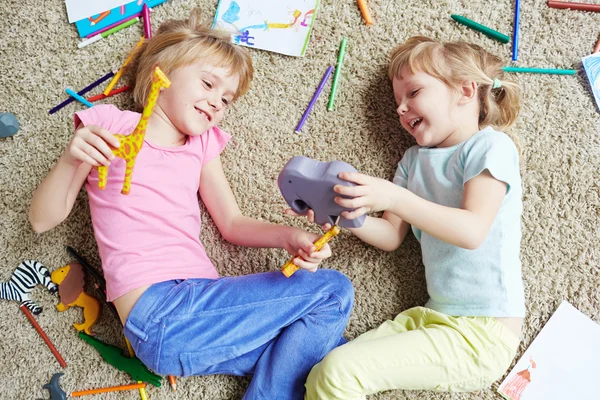 Meisjes genieten van spelen — Stockfoto