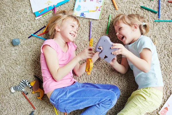 Meisjes genieten van spelen — Stockfoto