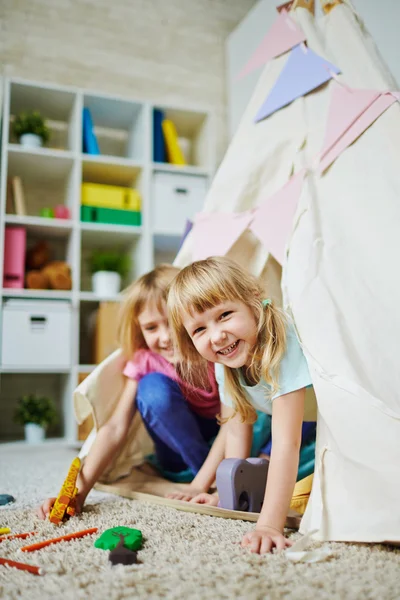 Schattige meisjes spelen — Stockfoto