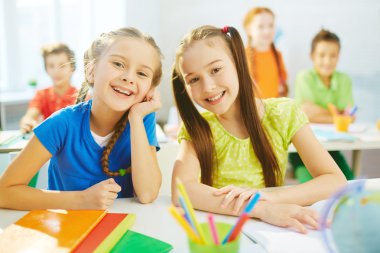 Gülümsüyor ile dostça kız öğrenciler 