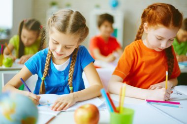 boya kalemi ile çizim kız öğrenciler