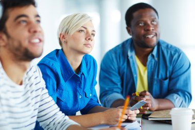 Ders dinleyen öğrenciler