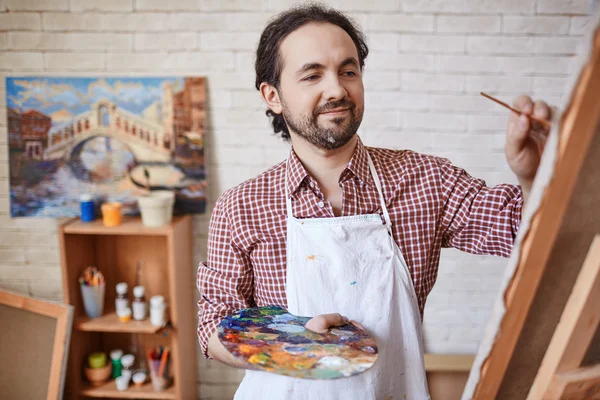 Masculino Artista pintura em seu estúdio de arte — Fotografia de Stock