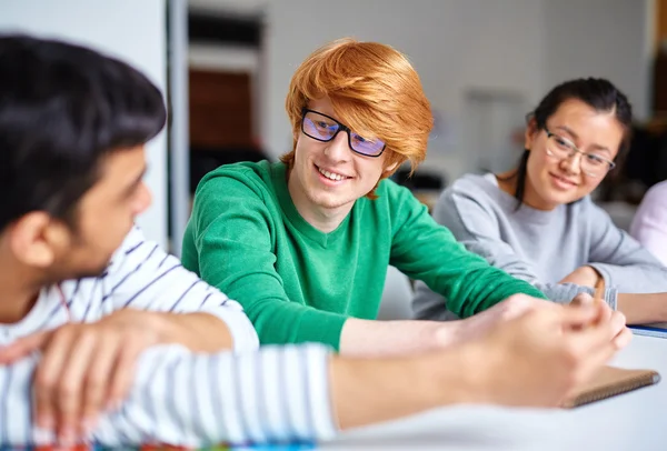 Students interacting at break — Stock Photo, Image