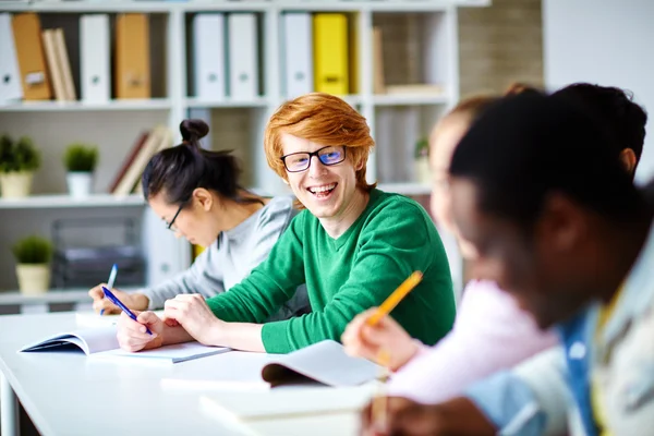 Estudantes que frequentam o seminário — Fotografia de Stock