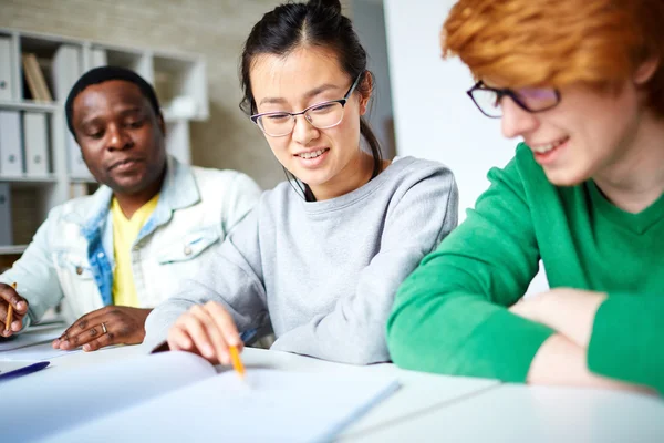 Studenti che interagiscono in pausa — Foto Stock