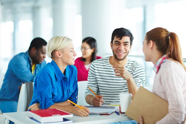 Étudiants discutant de quelque chose de drôle — Photo