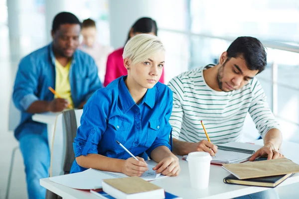 Étudiants écrivant des notes — Photo