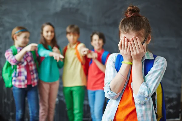 Kleine Schülerin weint — Stockfoto