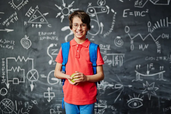 Niño con manzana verde — Foto de Stock