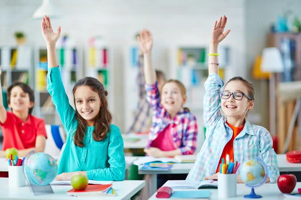 Smarta elever att höja händerna — Stockfoto