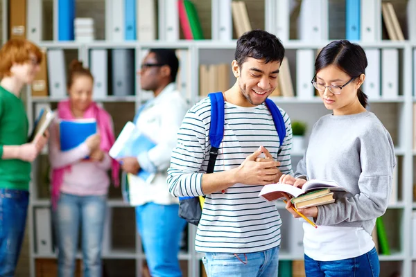 Étudiants regardant la page — Photo