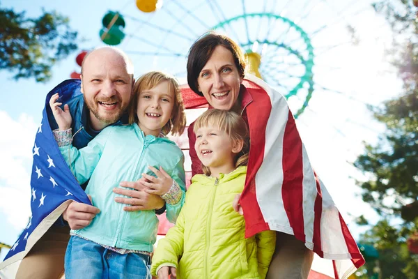 Família feliz com bandeira dos EUA — Fotografia de Stock