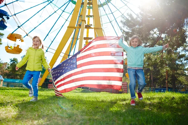 Little girls with American flag — Stock Photo, Image