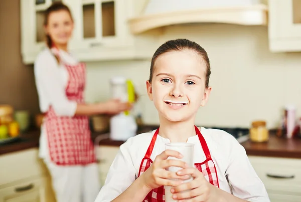 Mädchen trinkt Milch — Stockfoto