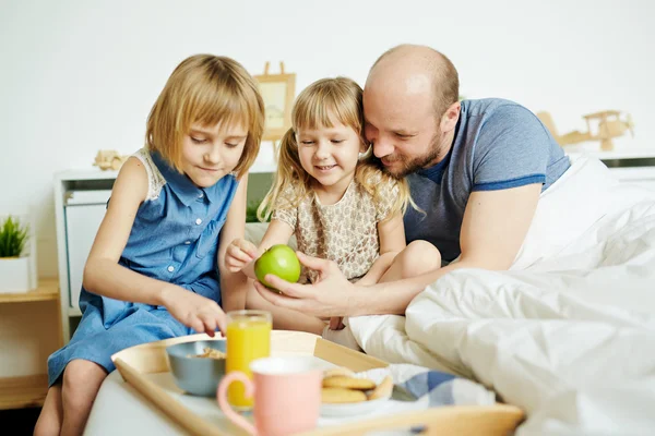 Father and daughters with breakfast — Stock Photo, Image
