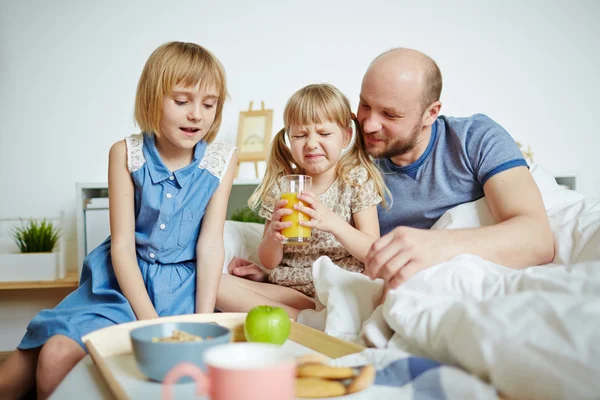 Far och döttrar med frukost — Stockfoto