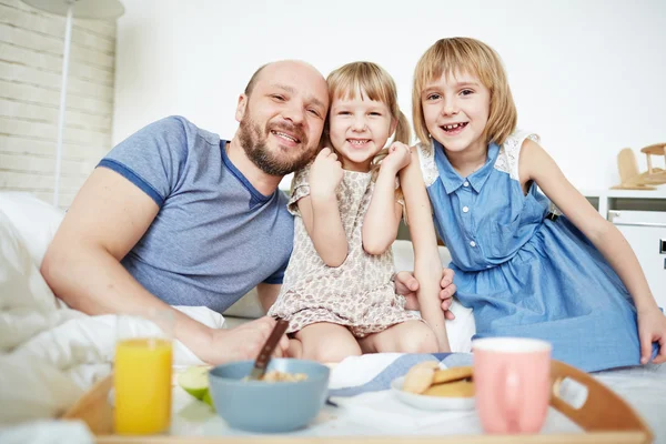 Padre e hijas con desayuno — Foto de Stock