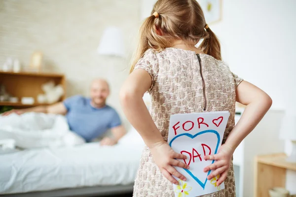 Menina escondendo cartão de saudação — Fotografia de Stock