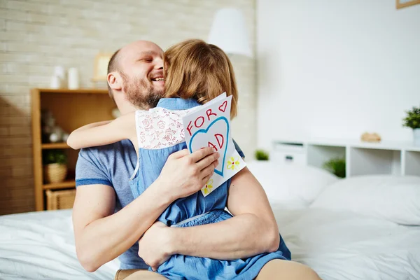 Pai e filha abraçando — Fotografia de Stock