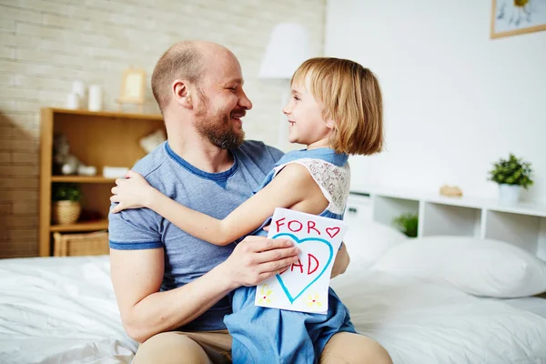 Vater und Tochter umarmen sich — Stockfoto