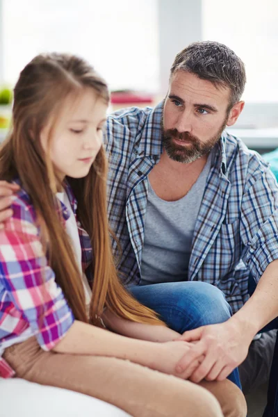 Vater unterstützt Tochter — Stockfoto