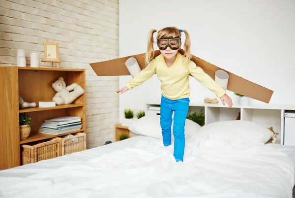 Девушка с картонным самолетом — стоковое фото
