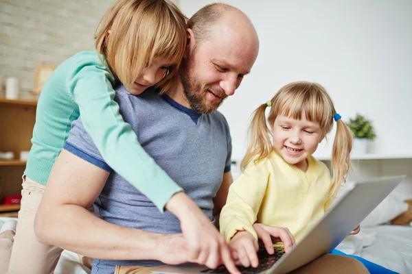 Padre e hijas en red — Foto de Stock