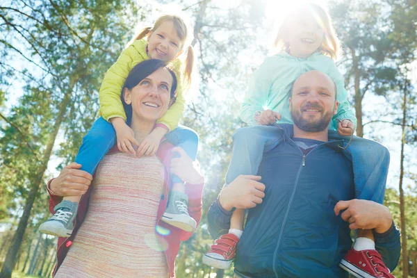 Parents avec des filles dans le parc — Photo