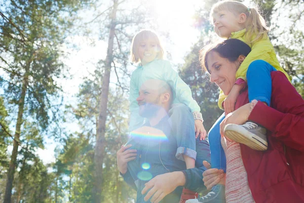 Parents avec des filles dans le parc — Photo