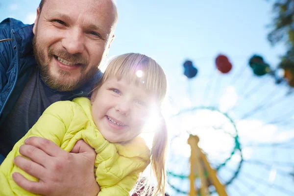 Glücklicher Mann mit Tochter — Stockfoto