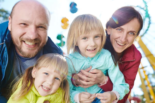 Fröhliche Eltern und Töchter — Stockfoto