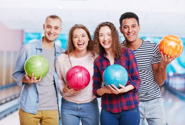 Arkadaş grubu bowling topları 