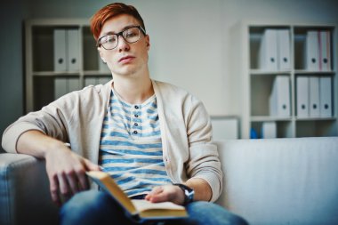 Açık kitap ile sıkılmış adam 