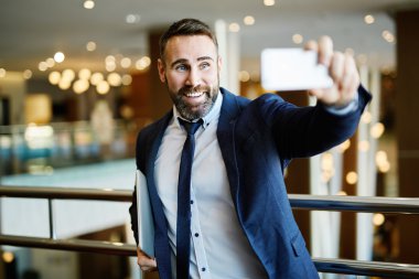 işadamı selfie yapma