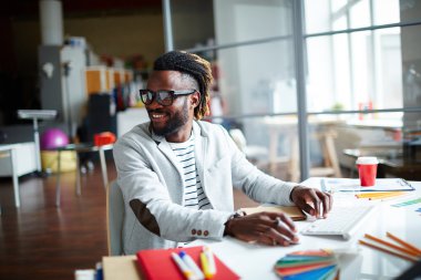 bilgisayar önünde Tasarımcısı